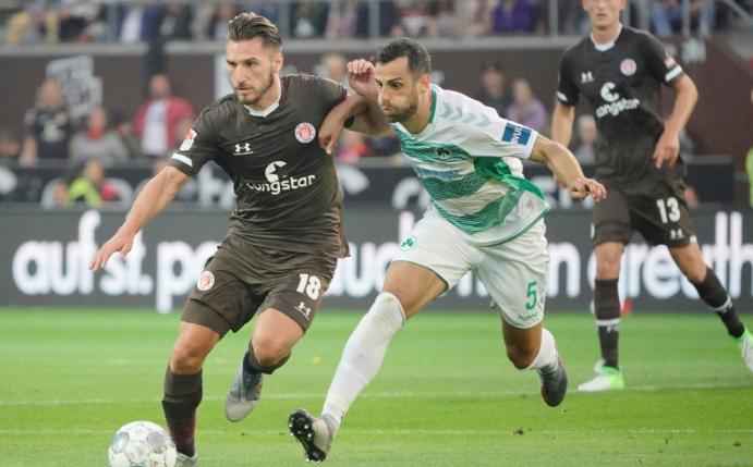 Diamantakos (l.) wurde für drei Pokalspiele gesperrt