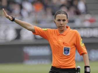 Schiedsrichterin Stéphanie Frappart wird den UEFA-Supercup leiten. Foto: Michel Spingler/AP Schiedsrichterin Stéphanie Frappart wird den UEFA-Supercup leiten. Foto: Michel Spingler/AP