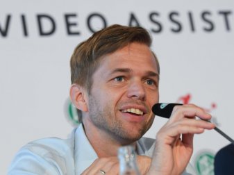 Bittet um Geduld für den umstrittenen Videobeweis: DFB-Projektleiter Jochen Drees. Foto: Arne Dedert Bittet um Geduld für den umstrittenen Videobeweis: DFB-Projektleiter Jochen Drees. Foto: Arne Dedert