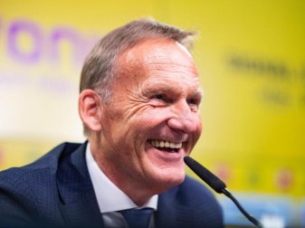 Hans-Joachim Watzke möchte eine schnelle Entscheidung bei Raphaël Guerreiro. Foto: Guido Kirchner Hans-Joachim Watzke möchte eine schnelle Entscheidung bei Raphaël Guerreiro. Foto: Guido Kirchner