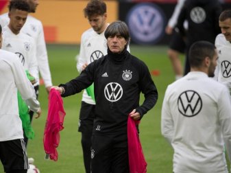 Bundestrainer Joachim Löw (M.) könnte die Nationalmannschaft auf die EM 2020 in Seefeld vorbereiten. Foto: Federico Gambarini