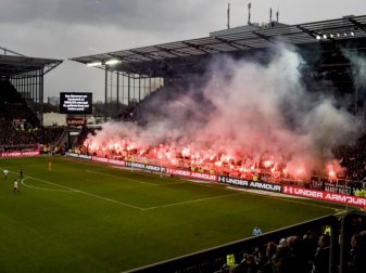 Im Derby zwischen dem FC St. Pauli und dem Hamburger SV im März brannten die Fans zahlreiche Pyrotechnik ab. Foto: Axel Heimken Im Derby zwischen dem FC St. Pauli und dem Hamburger SV im März brannten die Fans zahlreiche Pyrotechnik ab. Foto: Axel Heimken