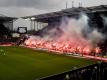 Im Derby zwischen dem FC St. Pauli und dem Hamburger SV im März brannten die Fans zahlreiche Pyrotechnik ab. Foto: Axel Heimken