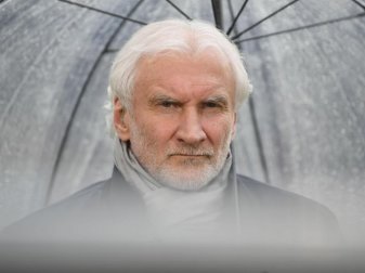 Leverkusen Sport-Geschäftsführer Rudi Völler sieht die Fußballer nicht unter einem allzu großen Druck. Foto: Marijan Murat Leverkusen Sport-Geschäftsführer Rudi Völler sieht die Fußballer nicht unter einem allzu großen Druck. Foto: Marijan Murat