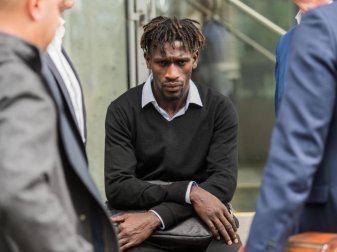 Bakery Jatta vom Hamburger SV sitzt auf dem DFB-Gelände auf einer Mauer zwischen HSV-Vertretern. Foto: Andreas Arnold Bakery Jatta vom Hamburger SV sitzt auf dem DFB-Gelände auf einer Mauer zwischen HSV-Vertretern. Foto: Andreas Arnold