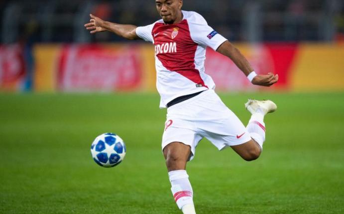 Benjamin Henrichs wird vorerst nicht nach Bremen wechseln. Foto: Marius Becker