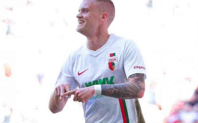Augsburgs Philipp Max könnte in Zukunft bei Atalanta Bergamo spielen. Foto: Tom Weller