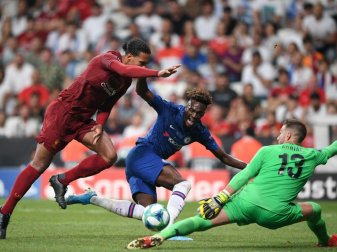 LFC-Keeper Adrian (r.) hat sich am Knöchel verletzt LFC-Keeper Adrian (r.) hat sich am Knöchel verletzt