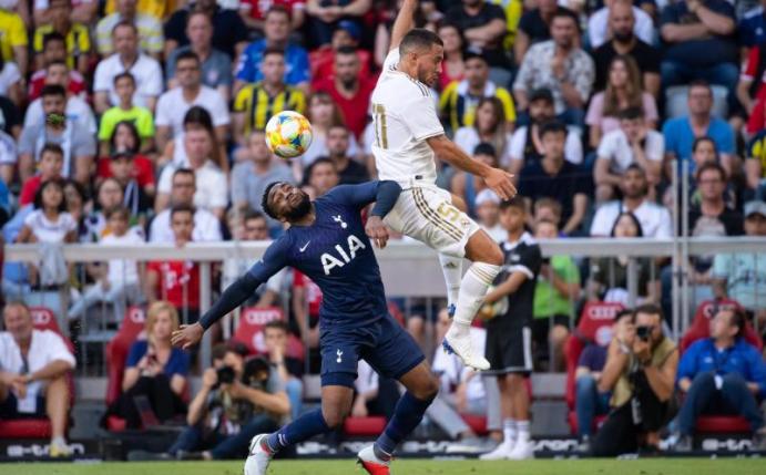 Eden Hazard (r) hat sich vor dem Saisonauftakt verletzt. Foto: Sven Hoppe