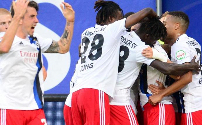 Die Hamburger bejubeln den Sieg gegen den VfL Bochum. Foto: Daniel Bockwoldt