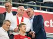 Bayern-Vorstand Karl-Heinz Rummenigge (r), hier im Gespräch mit Präsident Uli Hoeneß, ist zufrieden mit den Transfers. Foto: Matthias Balk