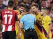 Die Spieler des FC Barcelona haderten auch mit dem Schiedsrichter. Foto: Ion Alcoba Beitia/AP