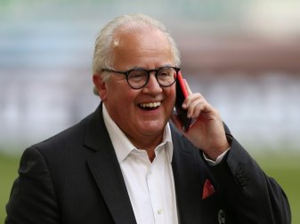 Fritz Keller ehrte das 20.000. Mitglied des SC Freiburg Fritz Keller ehrte das 20.000. Mitglied des SC Freiburg