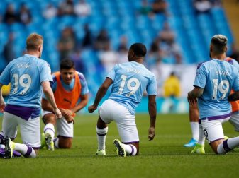 Kevin de Bruyne (l-r), Raheem Sterling und Nicolas Otamendi tragen das Trikot des verletzten Leroy Sané. Foto: Martin Rickett/PA Wire Kevin de Bruyne (l-r), Raheem Sterling und Nicolas Otamendi tragen das Trikot des verletzten Leroy Sané. Foto: Martin Rickett/PA Wire
