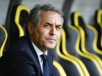 Trainer Marcel Koller konnte seinen FC Basel wegen eines Fahrradunfalls nicht an der Seitenlinie betreuen. Foto: Anthony Anex/KEYSTONE