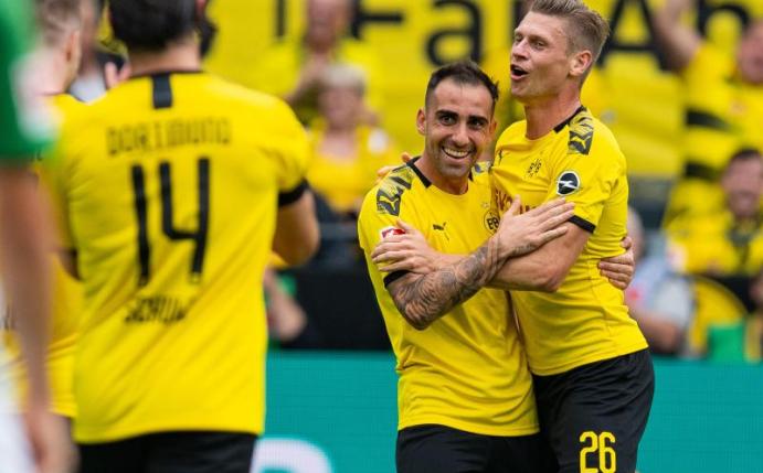 Doppelpacker Paco Alcacer jubelt mit Lukasz Piszczek (r) über seinen Treffer zum 4:1. Foto: Guido Kirchner