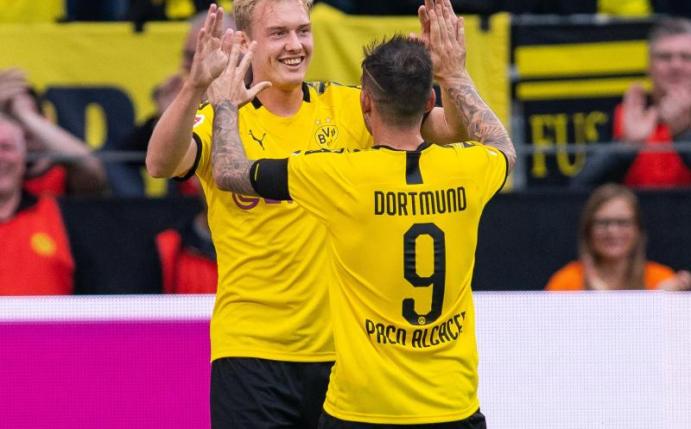 BVB-Neuzugang Julian Brandt (l) jubelt mit Doppel-Torschütze Paco Alcácer. Foto: Guido Kirchner