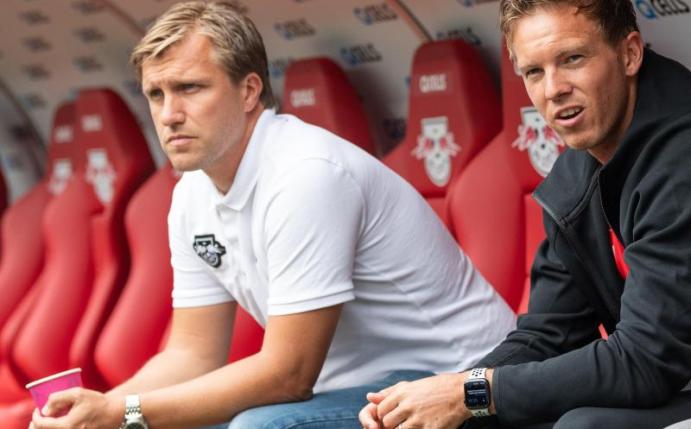 Fühlt sich in Leipzig wohl: RB-Sportdirektor Markus Krösche (l). Foto: Robert Michael