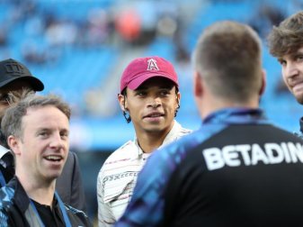 Der verletzte Leroy Sané schaute bei seinem Team vorbei. Foto: Martin Rickett/PA Wire Der verletzte Leroy Sané schaute bei seinem Team vorbei. Foto: Martin Rickett/PA Wire