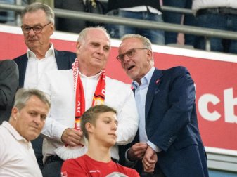 Bayern-Vorstand Karl-Heinz Rummenigge (r), hier im Gespräch mit Präsident Uli Hoeneß, flog mit nach Barcelona. Foto: Matthias Balk Bayern-Vorstand Karl-Heinz Rummenigge (r), hier im Gespräch mit Präsident Uli Hoeneß, flog mit nach Barcelona. Foto: Matthias Balk