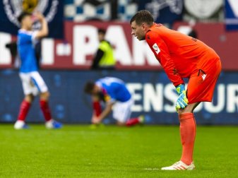 Karlsruhes Torwart Benjamin Uphoff ärgert sich nach der Niederlage gegen Holstein Kiel. Foto: Frank Molter Karlsruhes Torwart Benjamin Uphoff ärgert sich nach der Niederlage gegen Holstein Kiel. Foto: Frank Molter