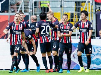 Schon in der ersten Minute sorgte Martin Hinteregger (M) für Frankfurts Führung. Foto: Uwe Anspach Schon in der ersten Minute sorgte Martin Hinteregger (M) für Frankfurts Führung. Foto: Uwe Anspach