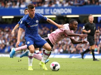 Chelseas Mason Mount (l) im Duell mit Ricardo Pereira von Leicester City. Foto: Steven Paston/PA Wire Chelseas Mason Mount (l) im Duell mit Ricardo Pereira von Leicester City. Foto: Steven Paston/PA Wire