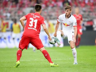 Leipzigs Timo Werner (r) wird Medienberichten zufolge in diesem Sommer nicht nach München wechseln. Foto: Britta Pedersen Leipzigs Timo Werner (r) wird Medienberichten zufolge in diesem Sommer nicht nach München wechseln. Foto: Britta Pedersen