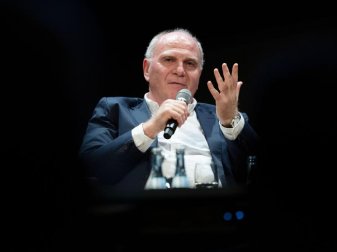 Uli Hoeneß hat seinen Rückzug als Vereinspräsident und Aufsichtsratschef bestätigt. Foto: Marijan Murat Uli Hoeneß hat seinen Rückzug als Vereinspräsident und Aufsichtsratschef bestätigt. Foto: Marijan Murat