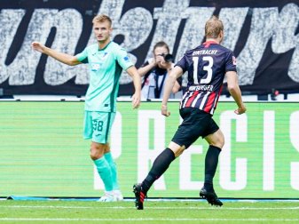 Martin Hinteregger (r) erzielte den zweitschnellsten Treffer der Eintracht-Geschichte. Foto: Uwe Anspach Martin Hinteregger (r) erzielte den zweitschnellsten Treffer der Eintracht-Geschichte. Foto: Uwe Anspach