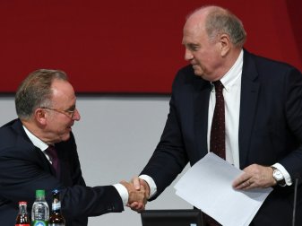 Hoeneß (r.) zieht sich vom Präsidenten-Amt zurück Hoeneß (r.) zieht sich vom Präsidenten-Amt zurück
