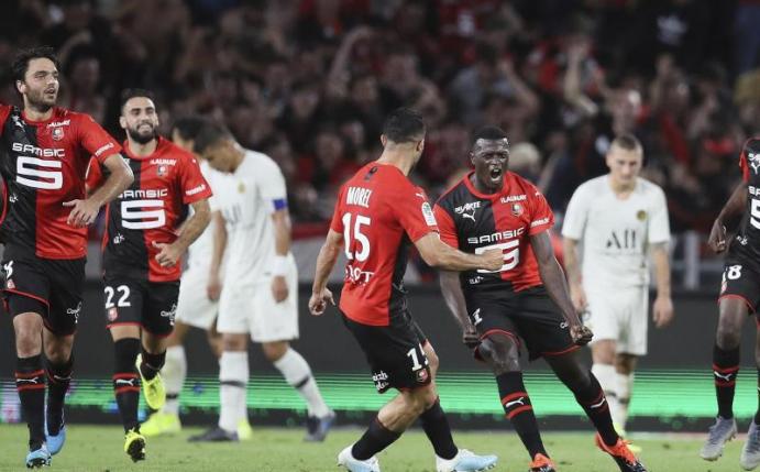 Rückschlag für PSG: Im zweiten Saisonsspiel setzte es gegen Rennes die erste Niederlage. Foto: David Vincent/AP