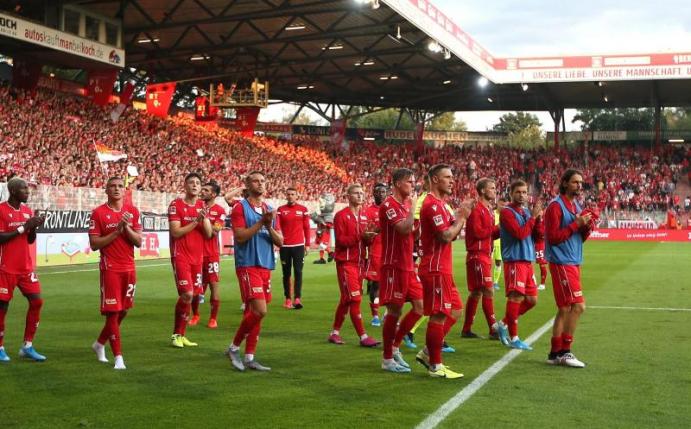 Die Spieler von Union Berlin bedanken sich nach der 0:4-Pleite gegen Leipzig bei den Fans. Foto: Andreas Gora
