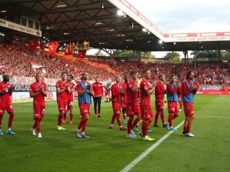 Die Spieler von Union Berlin bedanken sich nach der 0:4-Pleite gegen Leipzig bei den Fans. Foto: Andreas Gora Die Spieler von Union Berlin bedanken sich nach der 0:4-Pleite gegen Leipzig bei den Fans. Foto: Andreas Gora