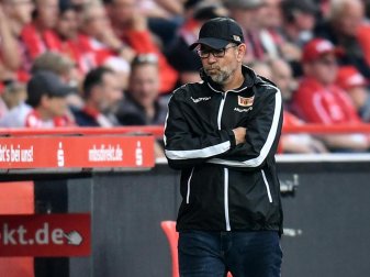 Urs Fischer musste zum Bundesliga-Auftakt eine bittere 0:4-Heimniederlage hinnehmen. Foto: Britta Pedersen Urs Fischer musste zum Bundesliga-Auftakt eine bittere 0:4-Heimniederlage hinnehmen. Foto: Britta Pedersen
