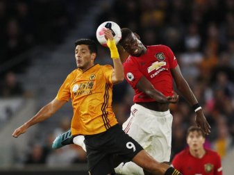 Paul Pogba (r) vergab mit einem verschossenen Foulelfmeter die Chance zum Sieg. Foto: Darren Staples Paul Pogba (r) vergab mit einem verschossenen Foulelfmeter die Chance zum Sieg. Foto: Darren Staples