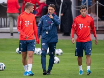 Bayern-Coach Niko Kovac mit Philippe Coutinho (r) und Michael Cuisance (l). Foto: Sven Hoppe