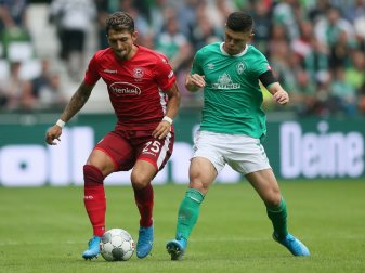 Rashica (r.) verletzt sich im Spiel gegen Düsseldorf Rashica (r.) verletzt sich im Spiel gegen Düsseldorf