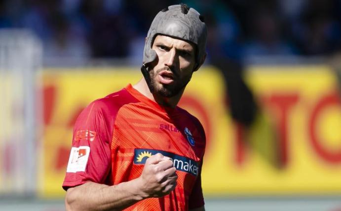 Spielt mit Helm: Paderborns Klaus Gjasula. Foto: Frank Molter