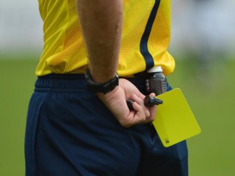 Auch die Trainer können eine Gelbe Karte gezeigt bekommen. Foto: Arne Dedert Auch die Trainer können eine Gelbe Karte gezeigt bekommen. Foto: Arne Dedert