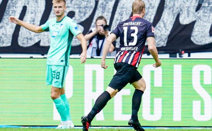Frankfurts Martin Hinteregger feiert sein Siegtor gegen 1899 Hoffenheim. Foto: Uwe Anspach