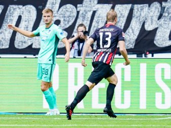 Frankfurts Martin Hinteregger feiert sein Siegtor gegen 1899 Hoffenheim. Foto: Uwe Anspach Frankfurts Martin Hinteregger feiert sein Siegtor gegen 1899 Hoffenheim. Foto: Uwe Anspach