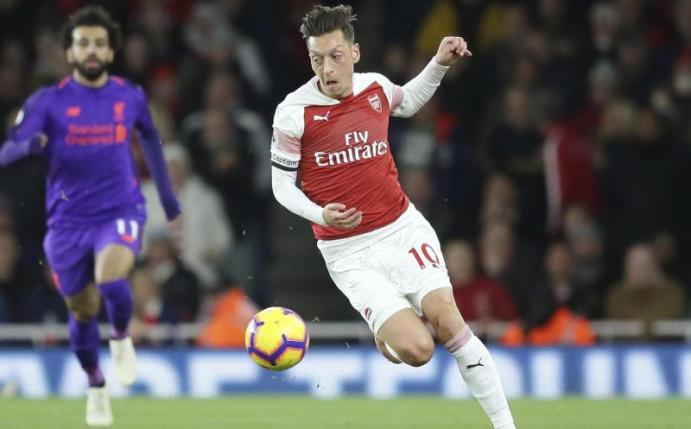 An diesem Wochenende könnte Mesut Özil (r) wieder auf dem Fußballplatz stehen. Foto: Tim Ireland/AP