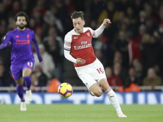 An diesem Wochenende könnte Mesut Özil (r) wieder auf dem Fußballplatz stehen. Foto: Tim Ireland/AP An diesem Wochenende könnte Mesut Özil (r) wieder auf dem Fußballplatz stehen. Foto: Tim Ireland/AP