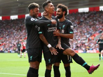 Alex Oxlade-Chamberlain (l) freut sich mit Roberto Firmino (M) und Mohamed Salah. Foto: Steven Paston/PA Wire Alex Oxlade-Chamberlain (l) freut sich mit Roberto Firmino (M) und Mohamed Salah. Foto: Steven Paston/PA Wire