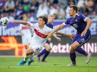 Stuttgarts Mateo Klimowicz (l) und Aue-Profi Sören Gonther beim Duell. Foto: Robert Michael Stuttgarts Mateo Klimowicz (l) und Aue-Profi Sören Gonther beim Duell. Foto: Robert Michael