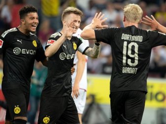 Dortmunds Jadon Sancho (l-r), Marco Reus und Julian Brandt feiern das Tor zum 2:1. Foto: Federico Gambarini Dortmunds Jadon Sancho (l-r), Marco Reus und Julian Brandt feiern das Tor zum 2:1. Foto: Federico Gambarini