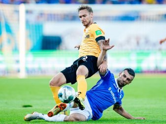 Das Spiel Darmstadt 98 gegen Dynamo Dresden wurde von einem schweren Fanunfall überschattet. Foto: Uwe Anspach Das Spiel Darmstadt 98 gegen Dynamo Dresden wurde von einem schweren Fanunfall überschattet. Foto: Uwe Anspach