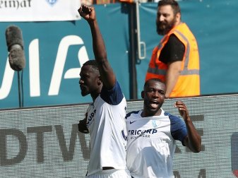 Silvere Ganvoula (l.) trifft per Elfmeter zum 3:3 Silvere Ganvoula (l.) trifft per Elfmeter zum 3:3