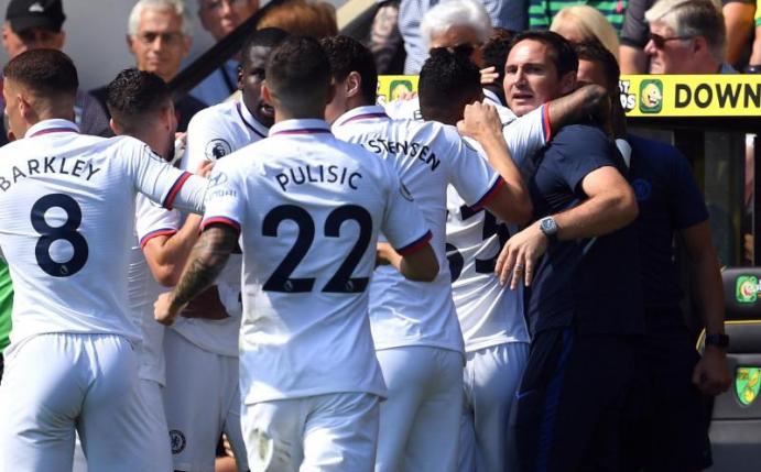 Spieler des FC Chelsea umarmen ihren Trainer Frank Lampard (r). Foto: Joe Giddens/PA Wire